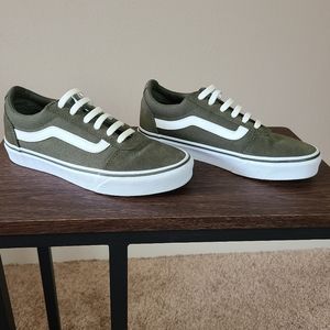 NWOT Old Skool Van's olive green suede